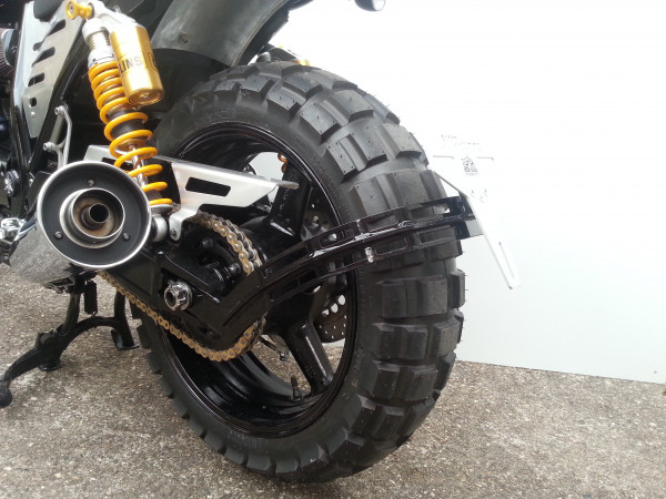 Kennzeichenträger mit Einarmbefestigung an Schwinge der Yamaha XJR 1300